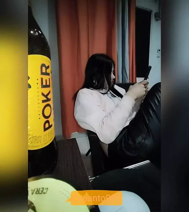 Arkadaşım boşalmak için bir partiden geliyor ve sonunda dölleniyor