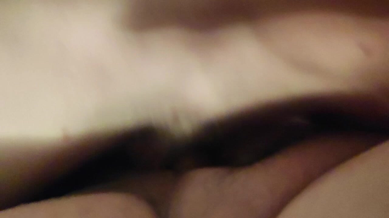 Smallcurvy iri güzel kadın koca sikli ve zorba SmallCurvy kocasıyla ateşli ve ıslak seks yapıyor.