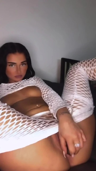 Горячая девушка возбуждена и играет с собой