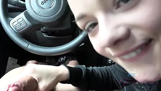 Bakış açısı elsa jean arabada sakso ve elle muamele! Sarışın emiyor, sert biniyor ve sonra büyük boşalma