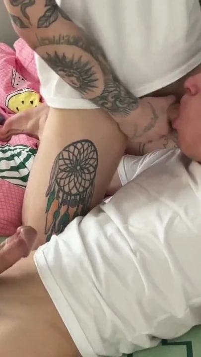 İki tatlı twinki'nin sulu anal ve derin boğaz sikilmesi | Klip 1