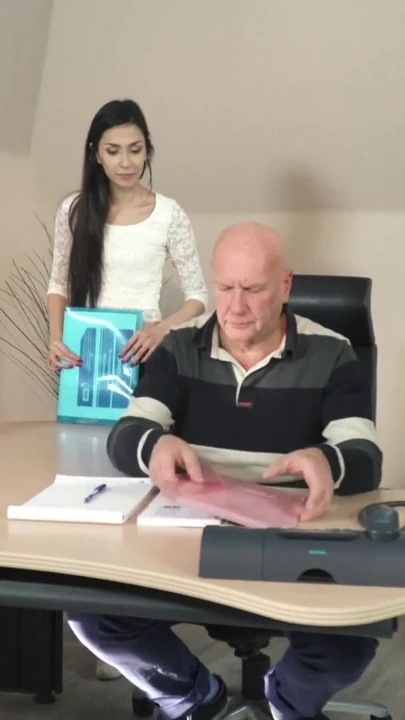 Eski müdür ofiste iki güzel asistanını sikikleri | Klip 1