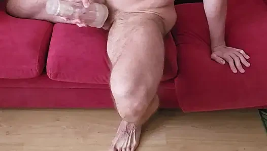 Uzun boylu kaslı adam götüne boşalana kadar fleshlight'ı sikiyor ve sikiyor