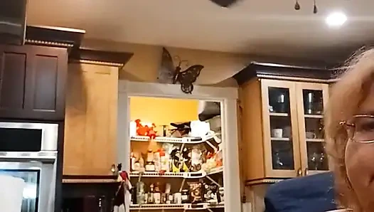 Akşam yemeği için domuz pirsingi pişiriyorum ve pişirirken teşhir ediyorum