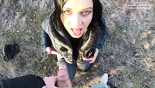 Romantik yatak azdırma bakış açısı - yavaş tutkunun hayalini kuran yalnız orta yaşlı seksi kadın