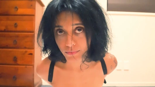 Ateşli brat wyld yasmin robot ve büyük yarağı tarafından tekrarlanan orgazmlarla disipline ediliyor