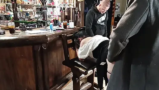 Ben eğilirken iki oda arkadaşım beni grup seks yapıyor