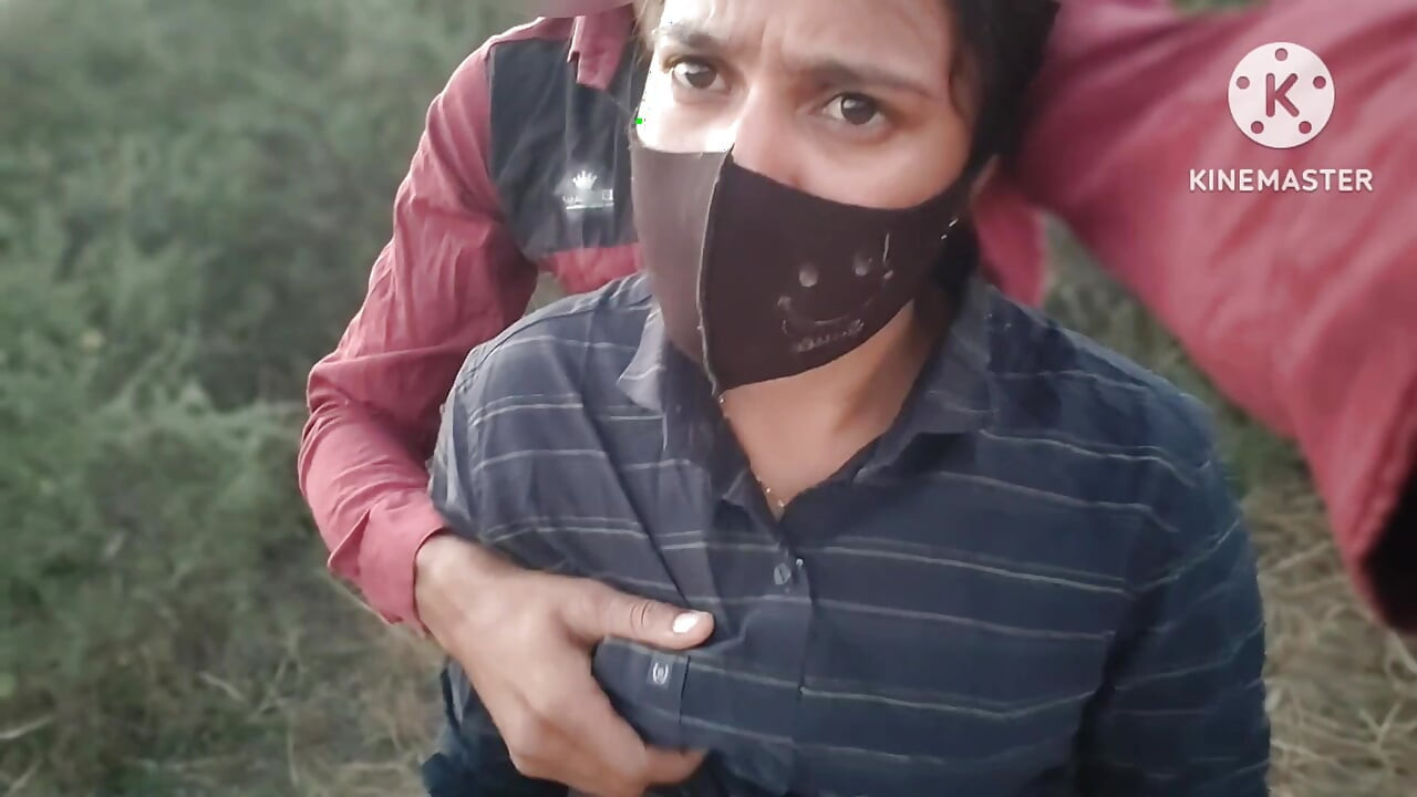 Hintli bakire okul kızları erkek arkadaşıyla ormanda ilk kez açık havada Hintçe seks yapıyor
