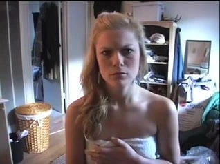 Web kamerası sarışın gfs yatak odasında büyük siyah adam görür