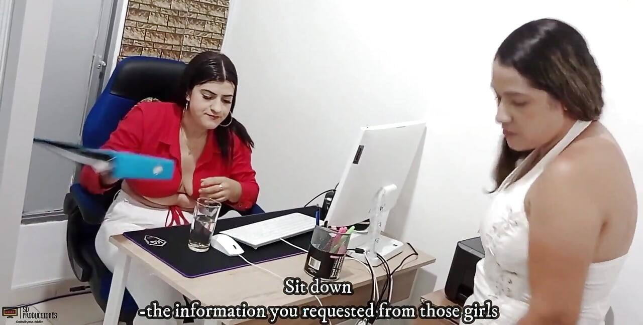 Güzel lezbiyen patron çalışanının amını yalıyor