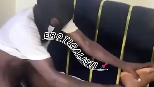 Kapıdaki adam Paul karısı evde olmadığında patronunu acımasızca sikiyor.