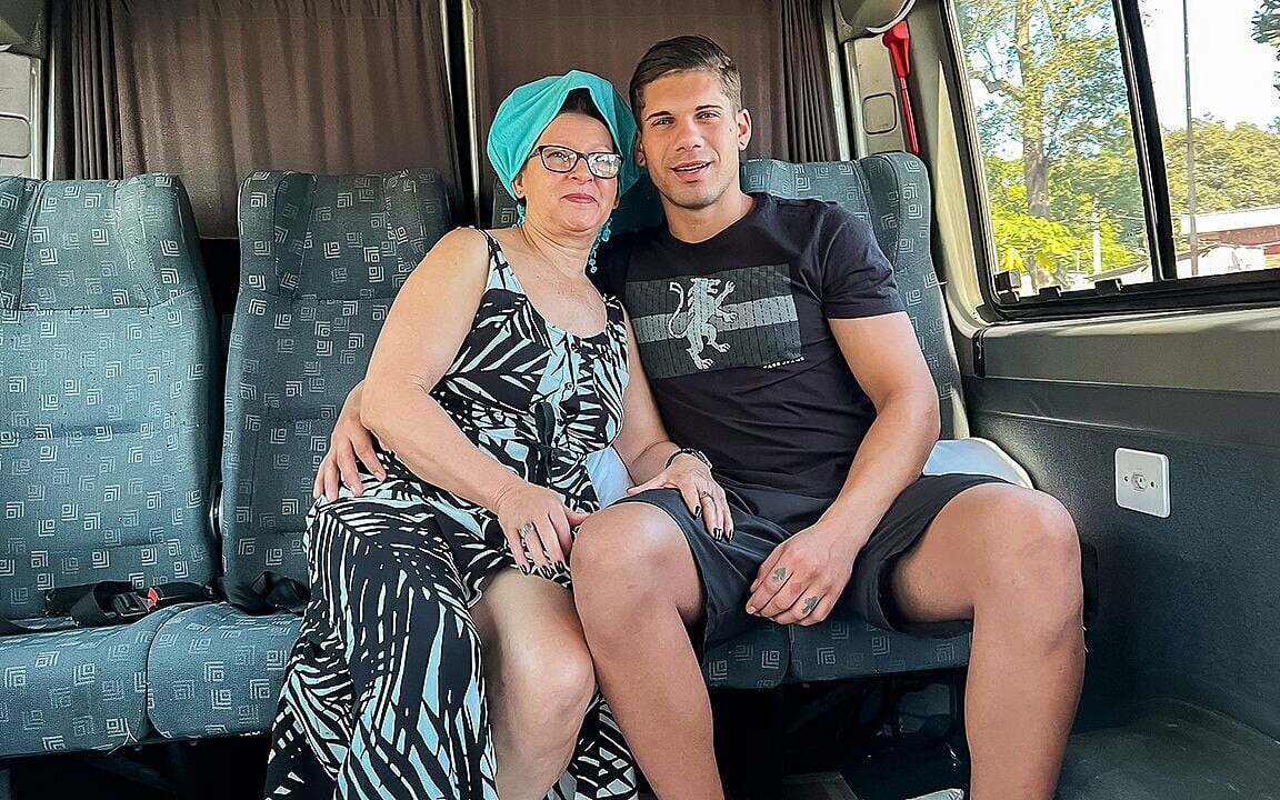Şehvetli iri güzel nine göt sikişi için seçiliyor