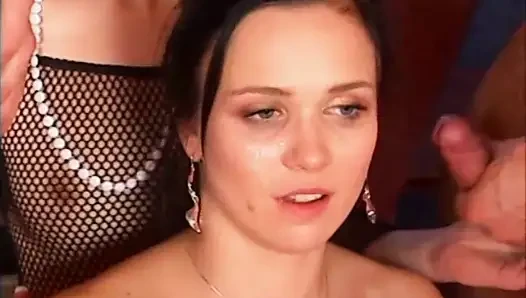 Seksi iç çamaşırlı iki sürtük kız grup sekste grup seks yapıyor