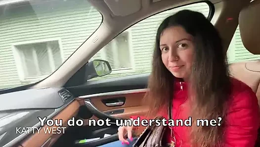 18 yaşındaki Rus kız diyalog için arabada yarak emiyor