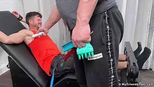 Myfriendsfeet: bağlı blake star girth tarafından sert gıdıklanırken gülüyor