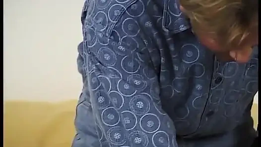 Olgun Alman kadın tıraşlı amcığını azgın adama siktiriyor