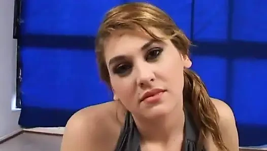 Sevimli amatör latin genç gwen porno oyuncu seçmelerinde adam tarafından amından sikiliyor