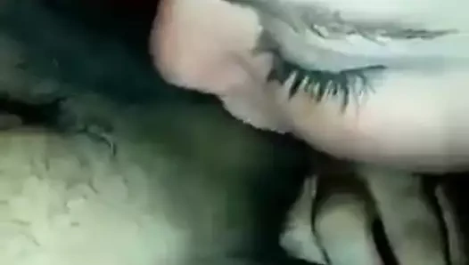 esposa mamandole la verga al amigo, el esposo graba 2