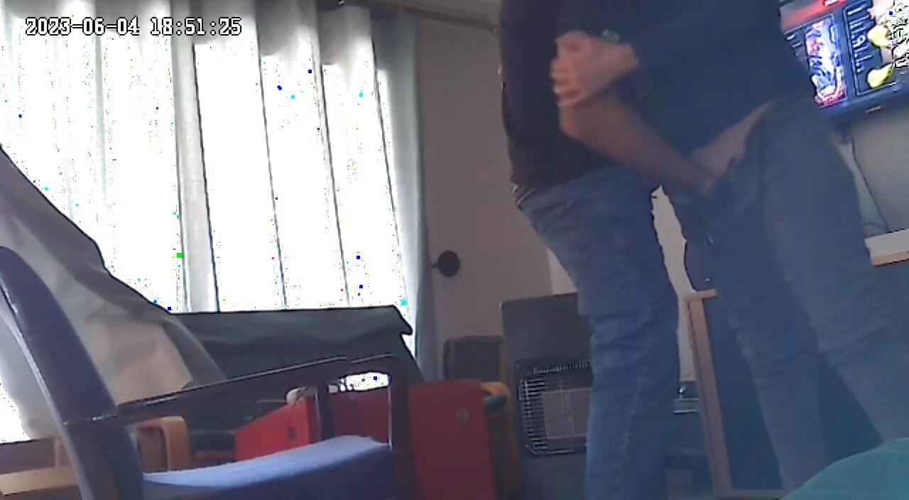 Üvey kız kardeşimi ve erkek arkadaşını okuldan sonra parmaklarken yakaladım