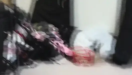 Sarışın dolgun kadın parmak emiyor ve amına yakın çekim gösteriyor