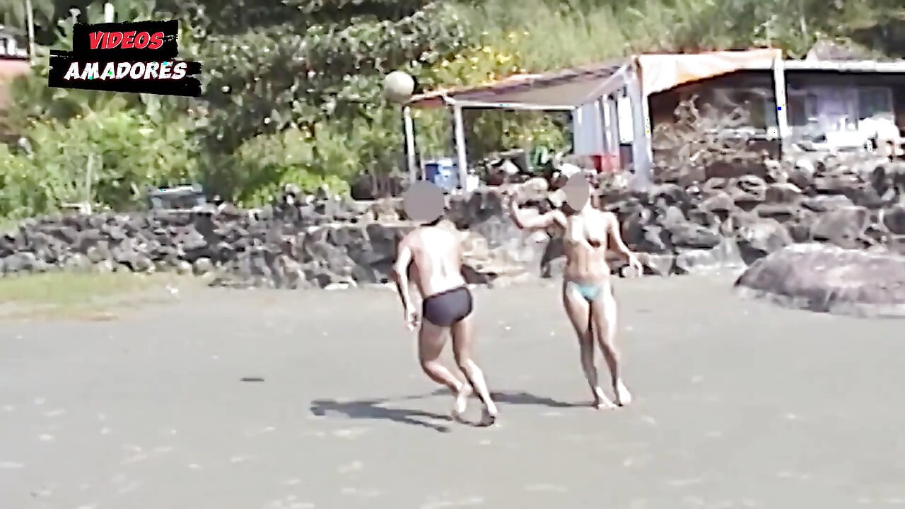 Ateşli kızlar ıssız bir plajda kıyafetlerini çıkarıyor