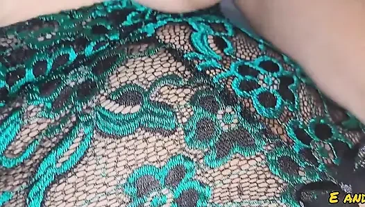 Küçük komşum yalnızken bana gösteriyor