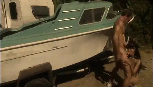 Orta yaşlı seksi kadın polis sürtüğü ve sikicisiyle açık havada seks