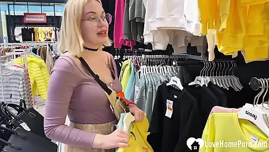 Kız arkadaş soyunma kabininde sakso çekiyor