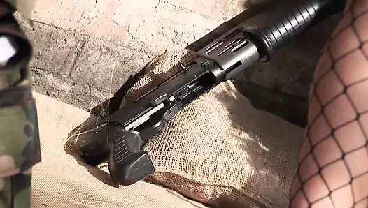 Üniformalı esmer hatun amının büyük horozunu emmek