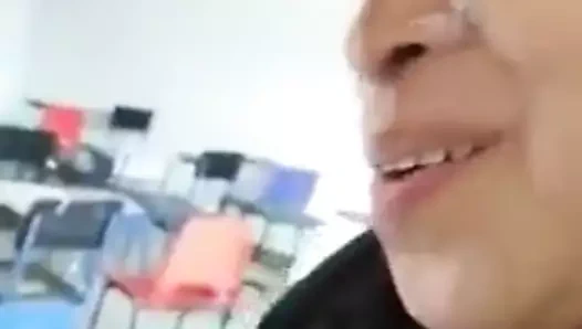 Profe mamando verga ( yüzünde cumshot)