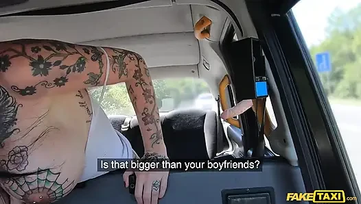 Fake taxi - büyük memeli dövmeli bebek Megan Inky sert ve herkesin içinde seviyor