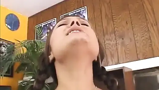 Güzel genç kız sert sikişten sonra yüzüne boşalmanın tadını çıkarıyor