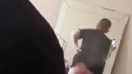 Oyuncağımın yüzüne oturuyor