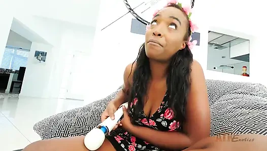 Daya Knight çılgınca zonklayan klitorisini sallanan Hitachi Asasına sürtüyor, inliyor ve ham ecstasy içinde çığlık atıyor