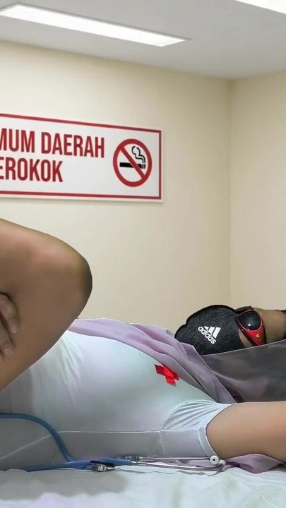 Ateşli tombul hemşire onu sikmek için doktora geldi. | Klip 1