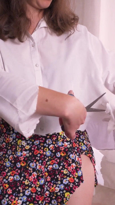 Seksi oda arkadaşı seni azdırmak için kıyafetlerini çıkarıyor | Klip 1