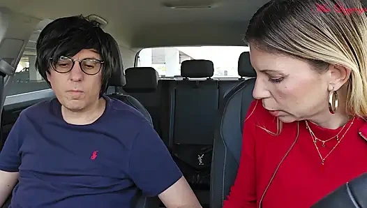 Hırçın üvey anne mezuniyet partisini mahvetmemek için küstah üvey oğlunun küstah taleplerine boyun eğiyor