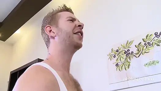 Adam iki Rus kızı zıplarken yakalıyor ve tüm deliklerinden sikiyor