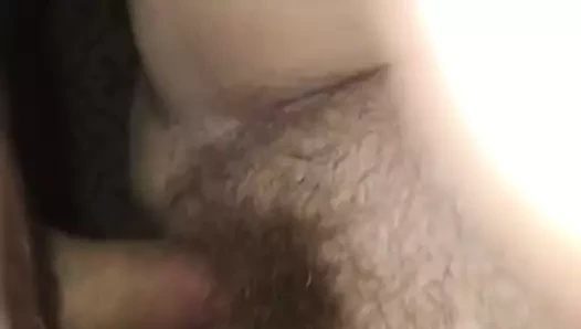 Karısını tekrar dövüyor.