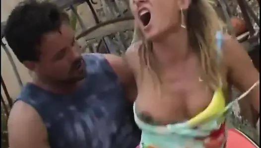 Bu sevimli genç sarışın yarak emici için büyük yarak