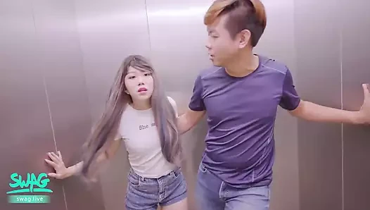 Asansörde sıkıştım, bu yüzden sikilelim