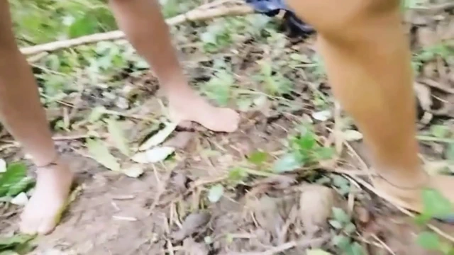 Hintli desi kabile kızı ormanda sahibiyle sakso ve domaltarak seks yapıyor