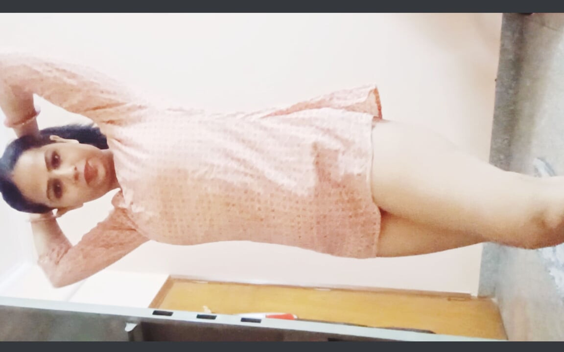 Latika çıplak seksi figür gösteriyor