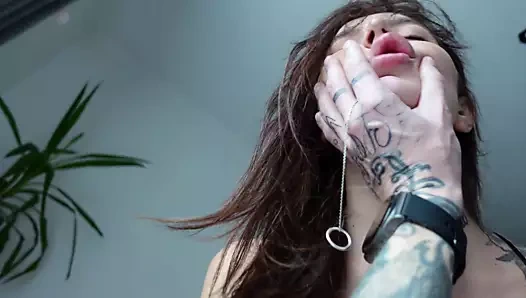 Ağzına koy ve seksi bir esmerin kedisine cum!