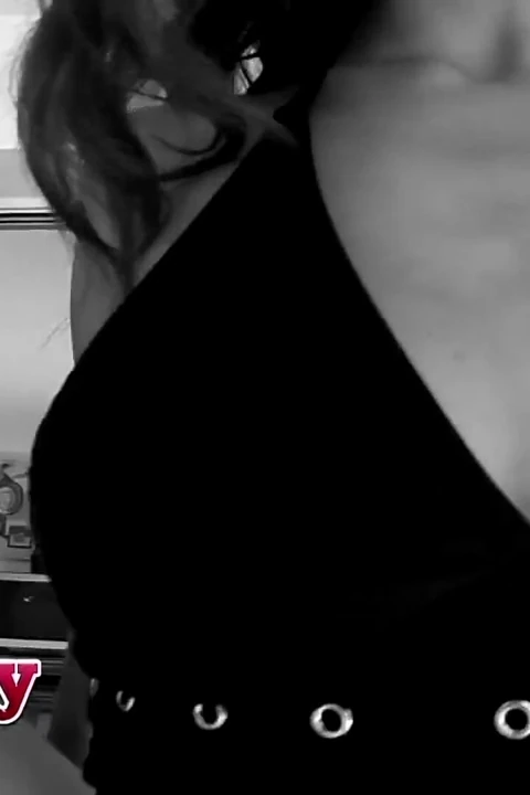 İki seksi fahişe Michelle ve Stefy Lauro Giotto'nun büyük ve büyük bir yarağının üstüne atlıyor