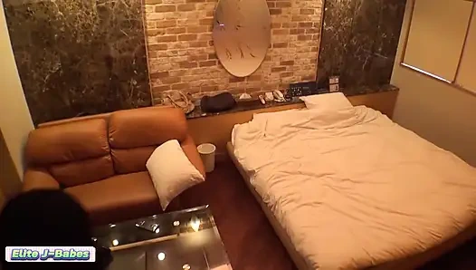 Erkek arkadaşıyla telefondayken dölleme sakso çekiyor yüze boşalma daha iyi hissediyor