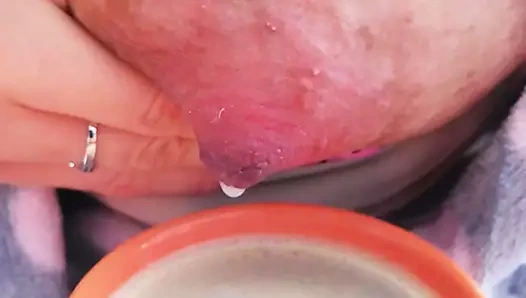 Koca için sütlü sabah kahvesi.