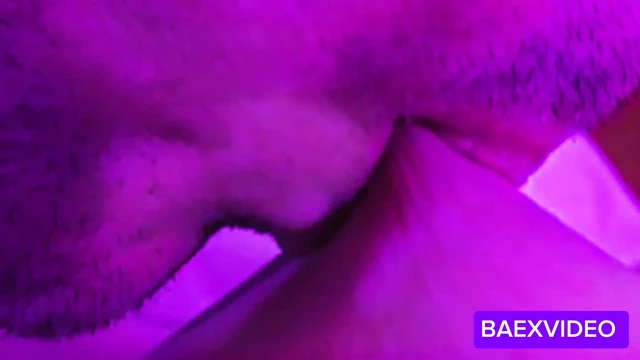 Hintli azgın kız göğüslerini emiyor, göğüslerimi emiyor