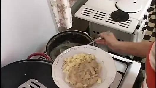 Amatör ev hanımı mutfakta büyük bir yarakla götten sikiliyor ve boşalıyor