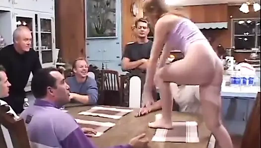 İki ateşli genç kız grup seks yapıyor